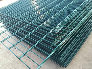 Wire mesh fence